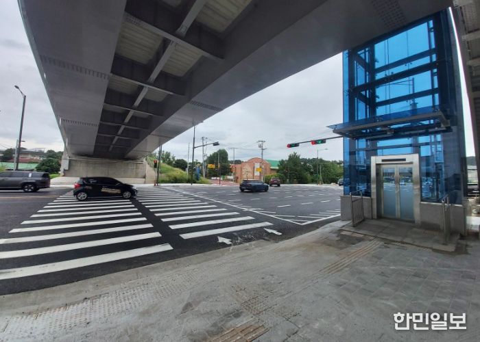감일 제1육교 서부초등학교 방면 신규 설치된 승강기 모습