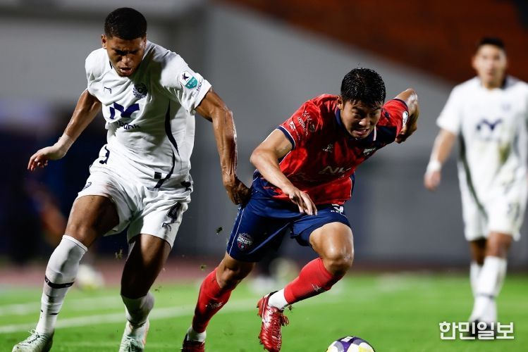 9월 14일 대구전 홈경기에서 김천상무 김강산이 공을 다투고 있다.j