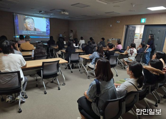 12일 제주4·3평화기념관에서 연수생들이 설명을 듣고 있는 모습