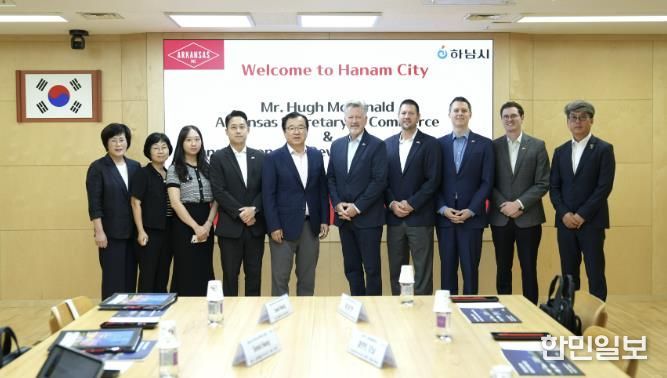 이현재 하남시장(왼쪽 다섯 번째)이 지난 14일 시청 집무실에서 휴 맥도날드(Hugh McDonald) 미국 아칸소주 상무장관(왼쪽 여섯 번째) 등으로 구성된 경제 사절단과 협력 방안을 논의한 후 기념촬영을 하고 있다.