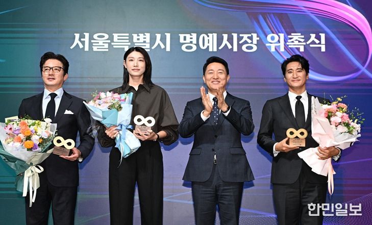 오세훈 서울시장이 15일 오전 명예시장 위촉식 및 토크콘서트에서 서울 명예시장으로 위촉된 배우 정준호, 전 배구선수 김연경, 배우 신현준과 기념촬영하고 있다.