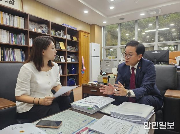 부산시의회에서 정초립 의원(좌)과 김형철 의원(우)이 웰니스 정책에 대해 논의하고 있다.