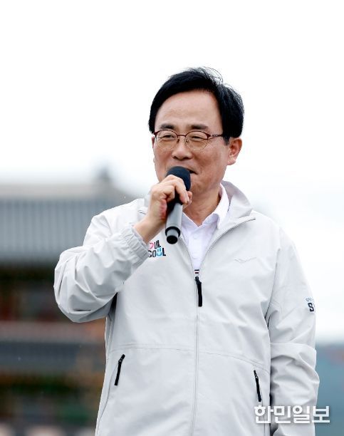 김형재 의원이 12일 광화문광장 잔디마당에서 개최된 ‘제106회 전국체육대회 서울시선수단 출정식’에 참석하여 축사를 하고 있다.