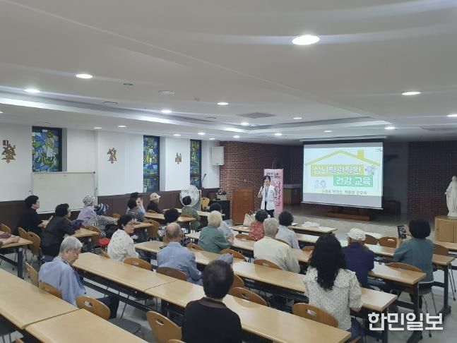 지난 17일 인창동 성당에서 심뇌혈관질환 예방 관리를 위한 건강교육을 진행했다.