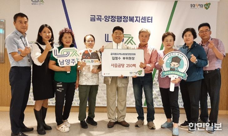 왼쪽에서 다섯 번째부터 김정수 부위원장, 정양호 위원장, 오른쪽 첫번째 김의태 센터장