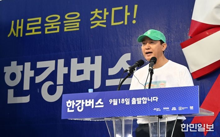 오세훈 서울시장이 17일 오전 '한강버스 취항식'에서 인사말을 하고 있다.