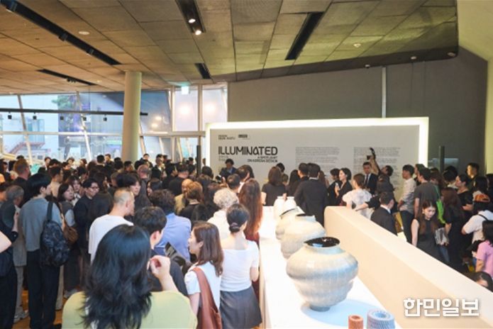 '창작의 빛: 한국을 비추다(Illuminated: A Spotlight on Korean Design)' 전시 관람 모습, 동대문디자인플라자 이간수문전시장, 2025년 (사진 WeCAP, 서울디자인재단 제공)