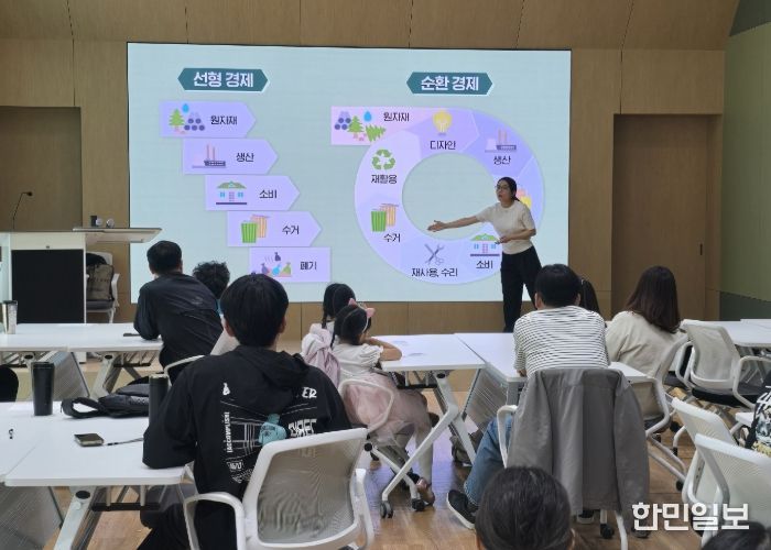 기후에너지강사가 학생들을 대상으로 기후위기 대응과 탄소중립 실천 교육을 진행하고 있다.