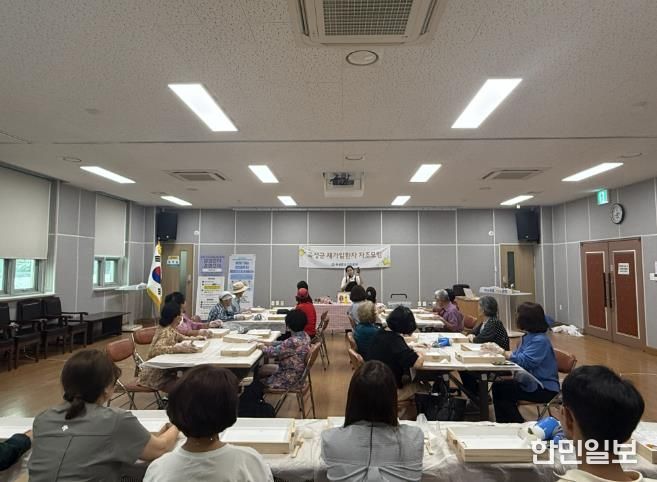 곡성군 보건의료원에서 재가암 환자의 정서적 안정을 위한 자조모임 프로그램을 운영하고 있는 모습
