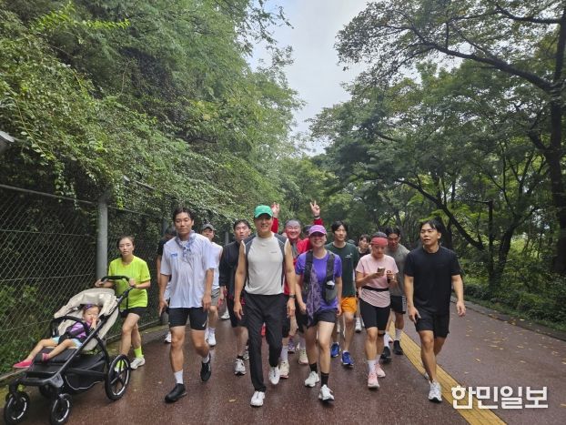 정초립 의원이 오세훈 시장과 서울 시민들과 함께 남산런(Namsan Run)을 하고 있다.