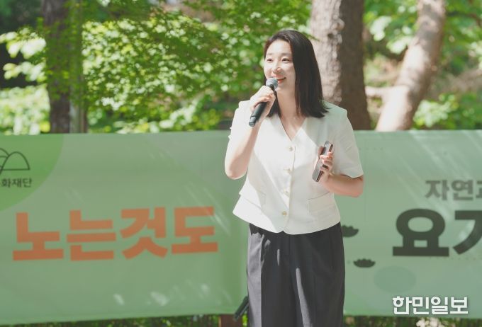 정초립 의원이 작년에 열린 인더숲 예술무대 요가&토크 콘서트에서 개최사를 하고 있다.