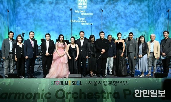오세훈 서울시장이 20일(토), 북서울꿈의숲 청운답원에서 열린 ‘서울시향 파크 콘서트’에서 서울시향 단원 및 내빈과 기념 촬영하고 있다.