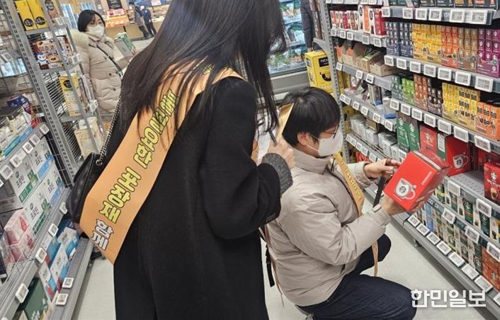 2025년 1월 23일 서울시, 자치구, 한국환경공단이 설 명절을 앞두고 이마트 목동점에서 과대포장 합동 점검을 실시하고 있다.