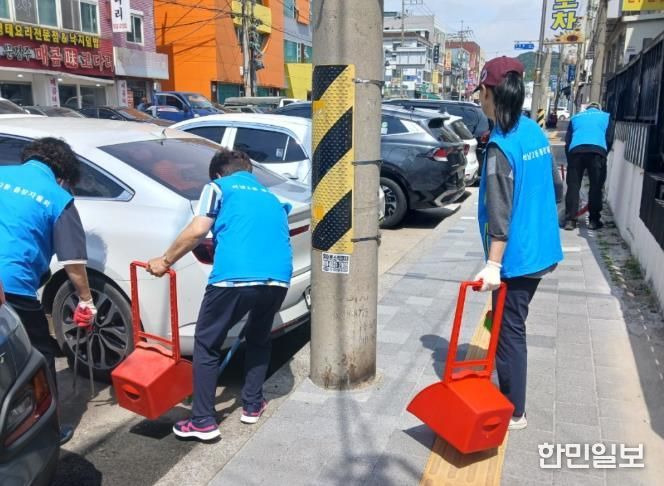 석남2동 거리를 청소하는 통장들