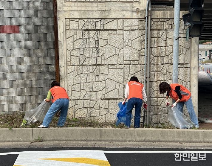 22일 직능단체 회원 50여 명 구역별 주요 도로변 환경정화 활동