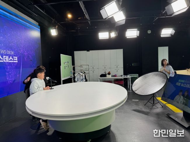 세종진로교육원에서 특수교육 대상학생을 위한 맞춤형 진로체험 프로그램이 진행되고 있다. (뉴스 진행자 되어보기 체험)