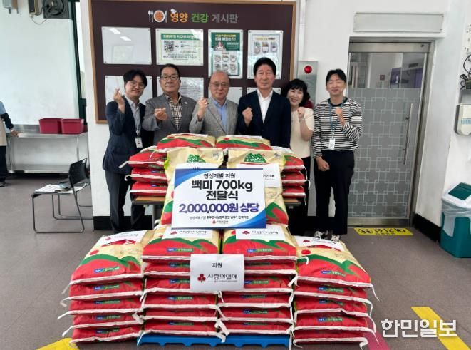 남부노인복지관, 정성개발 백미 지원에 따른 전달식 진행