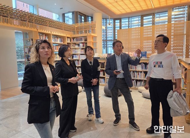 뉴욕한국문화원 도서관, 김천수 원장이 문화체육관광위원회 위원들에게 설명하고 있음