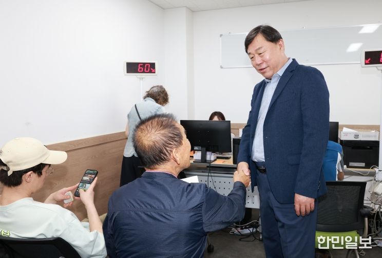 김종훈 동구청장은 22일 2차 민생회복 소비쿠폰 신청 및 지급 관련전하2동행정복지센터 등을 방문해 업무담당자 격려 및 민원인 상담 안내를 돕고 있다.