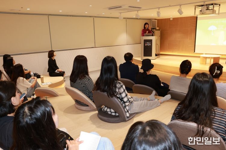 동구는 22일 책놀이터북적북적에서 독서의 달을 맞아 윤지영 작가를 초청해 김종훈 동구청장과 학부모를 대상으로 자녀 교육 및 양육 등에 관한 부모특강을 가졌다.