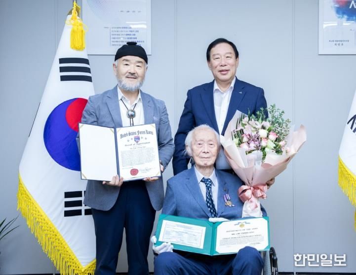 왼쪽부터 임재한, 최민호 세종시장,임창수 옹