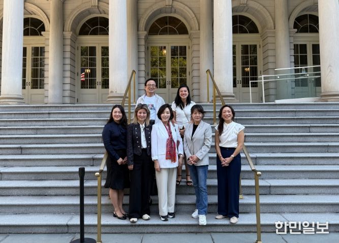 뉴욕시청사 앞(왼쪽 위에서부터 김형재 위원, 샌드라 황 의원, 줄리 왕 의원, 아이수루 부위원장, 김경 위원장, 김혜영 위원, 린다 리 의원)