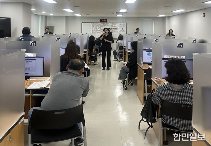 청각장애인 요양보호사 시험장(청각장애 응시자들을 위해 수어로 시험 시작 전 응시자 시험요령을 안내하고 있는 모습)