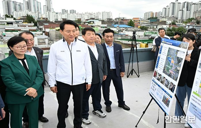 24일 미아2 재정비촉진구역을 찾은 오세훈 서울시장이 사업 현황을 청취하고 있다.