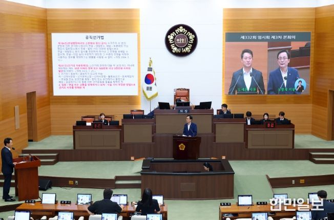 김형재 의원이 8월 29일 오세훈 서울시장에게 ‘역사 내 선거운동 사전신고 및 허가제' 폐지를 촉구하는 시정질문을 하고 있다.