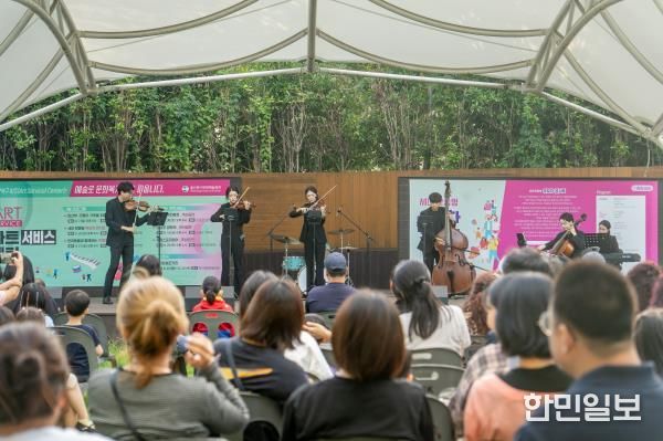 지난 20일 열린 유모차 콘서트에서 루체현악앙상블이 무대를 선보이고 있다.