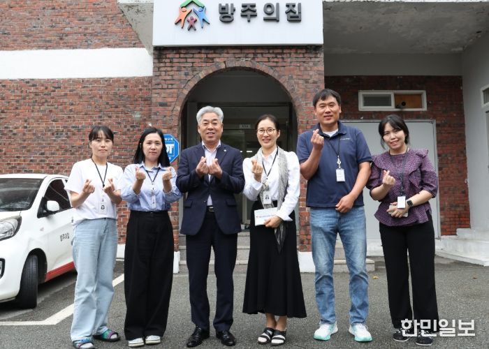 천범산 교육감 권한대행과 직원들이 민족 대명절인 추석 명절을 앞두고 25일부터 이틀간 관내 사회복지시설 16곳을 방문, 위문품을 전달하고  따뜻한 정을 나눴다.