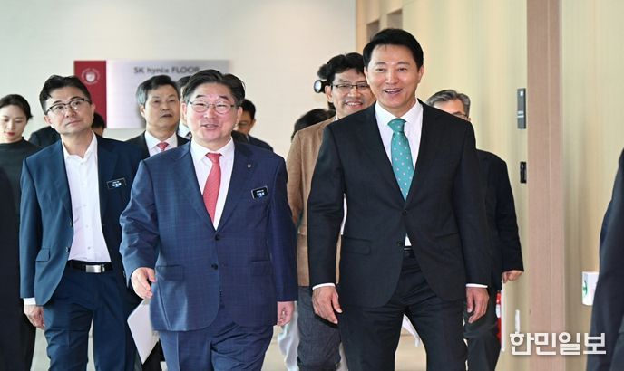 오세훈 서울시장이 25일 오후 고려대학교 미래융합기술관 대강당에서 열리는 '이제는 이공계 전성시대' 포럼 참석에 앞서 정운오IT교양관을 찾았다.