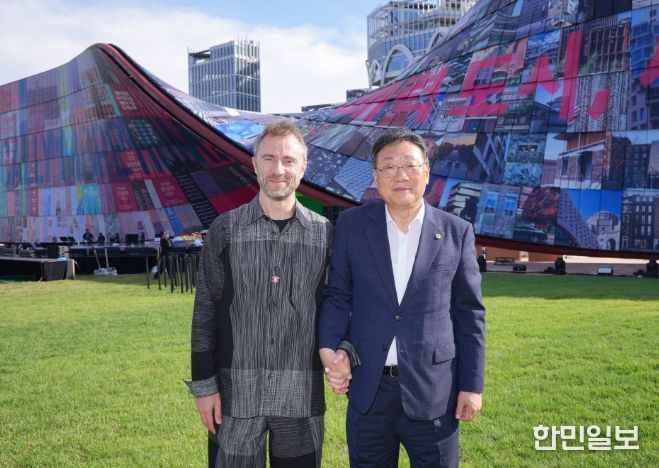 토머스 헤더윅 총감독과 김영철 의원