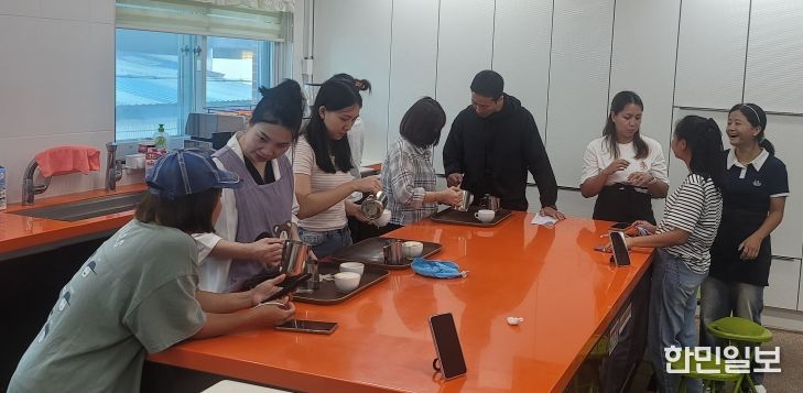 금산군가족센터 결혼이민자 대상 라떼아트 교육 모습