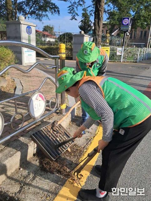 자율방재단 배수로 정비 모습