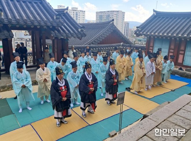 (사)구강서원보존회(이사장 고문구)가 9월 27일(토) 오전 10시 30분 구강서원 내 숭도사에서 2025년 추기향례를 봉행했다. 이번 행사에는 울산 지역 각 문중대표와 서원 원장, 성균관 유도회 회원, 지역 유림 등 200여 명이 참석했다.