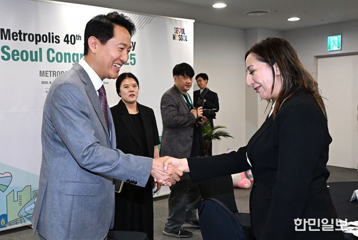 오세훈 서울시장이 29일 동대문디자인플라자(DDP)에서 열린 '2025 세계대도시협의회 창립 40주년 기념 서울 총회' 개회식에 앞서 의장인 파티하 엘 무드니 모로코 라바트 시장(오른쪽)과 악수하고 있다.