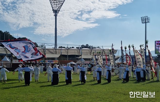 부평두레놀이보존회가 공연을 펼치고 있다.