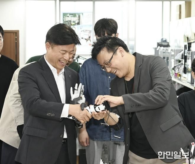 ㈜만드로의 이상호 대표가 조용익 부천시장에게 전자의수를 보여주고 있다.