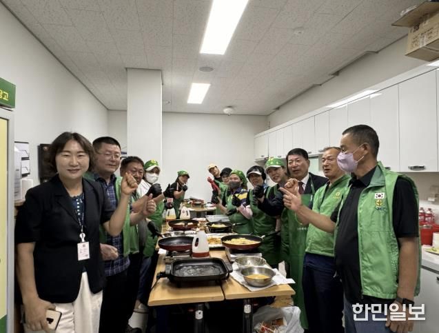 백경현 시장이 인창동 새마을협의회 회원들과 함께 명태전을 부치고 있다.