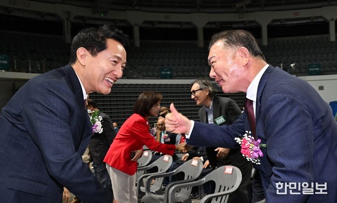 오세훈 서울시장이 2일 장충체육관에서 열린 '2025년 노인의 날 기념식'에서 고광선 대한노인회 서울시연합회 회장과 인사하고 있다.