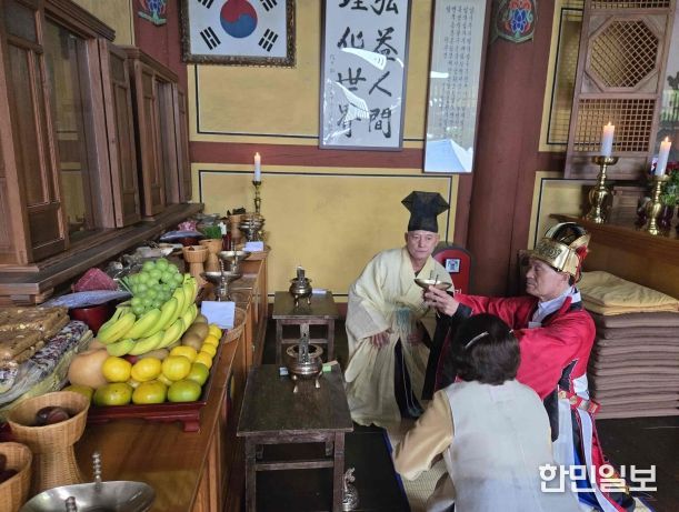 안병구 밀양시장이 3일 영남루 내 천진궁에서 열린 개천대제 초헌관으로 참여해 예를 올리고 있다.