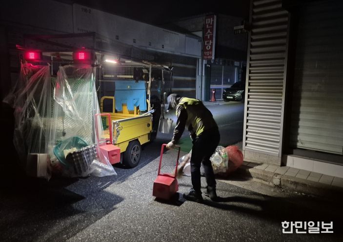 금산군 환경미화원 안전사고 예방 부착용 조명 설치 모습