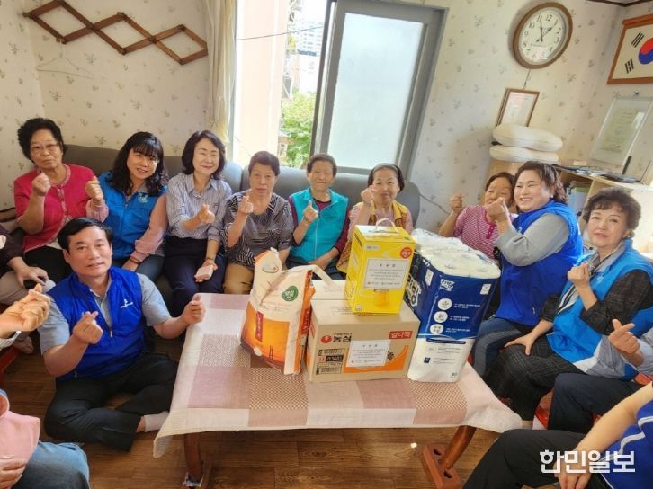 사회단체와 추석맞이 지역 경로당 방문