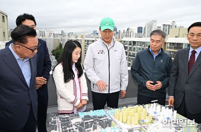 오세훈 서울시장이 13일 오전 대치은마아파트 재건축 현장을 방문해 관련 브리핑을 청취하고 있다.