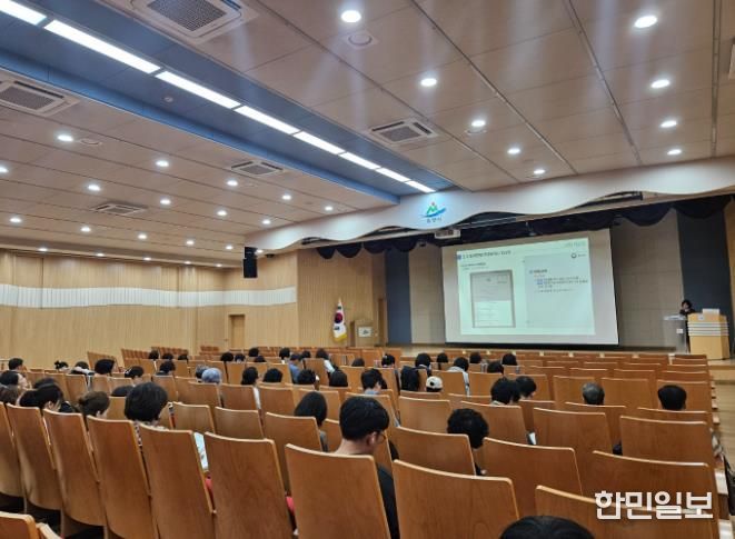 밀양시청 대강당에서 2025년 인구주택총조사 조사원 교육을 진행하고 있다.