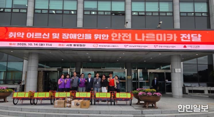 한화에어로스페이스 2사업장 관계자들이 밀양시를 방문해 안전나르미카 6대를 전달하고 있다.