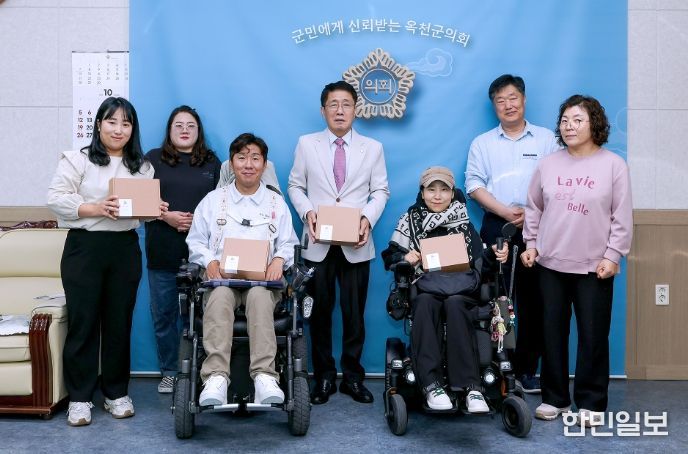 최중증장애인이 만든 희망의 굿즈, 옥천군의회에 전달