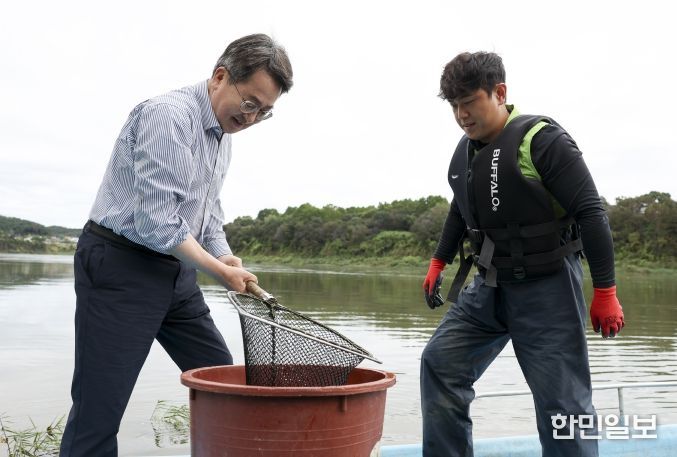 김동연 지사와 한탄강 청년어부 김은범씨