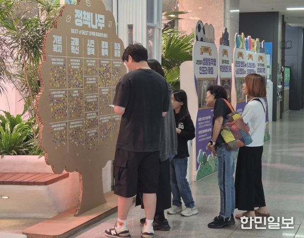 시민들이 ‘혁신·우수사례 전시회’에 마련된 정책나무에 ‘BEST of BEST 사례’를 투표하고 있다.